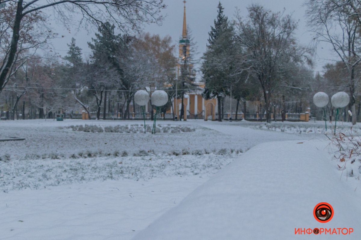 На Соборной площади местами образовались целые сугробы На Соборной площади местами образовались целые сугробы
