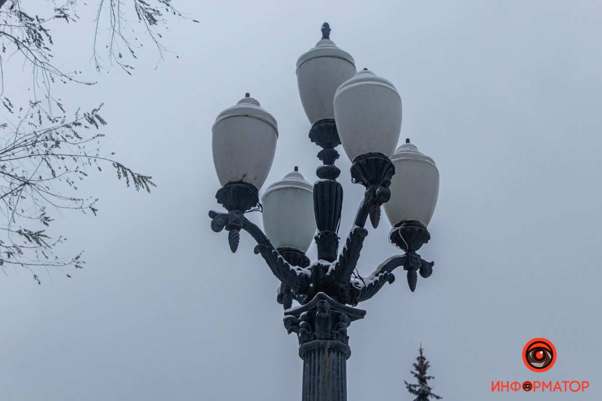 Фонари "скучают" под покровом снега Фонари "скучают" под покровом снега