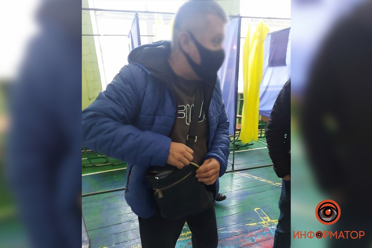 Мужчина сфотографировал свой бюллетень в кабинке для голосования Мужчина сфотографировал свой бюллетень в кабинке для голосования