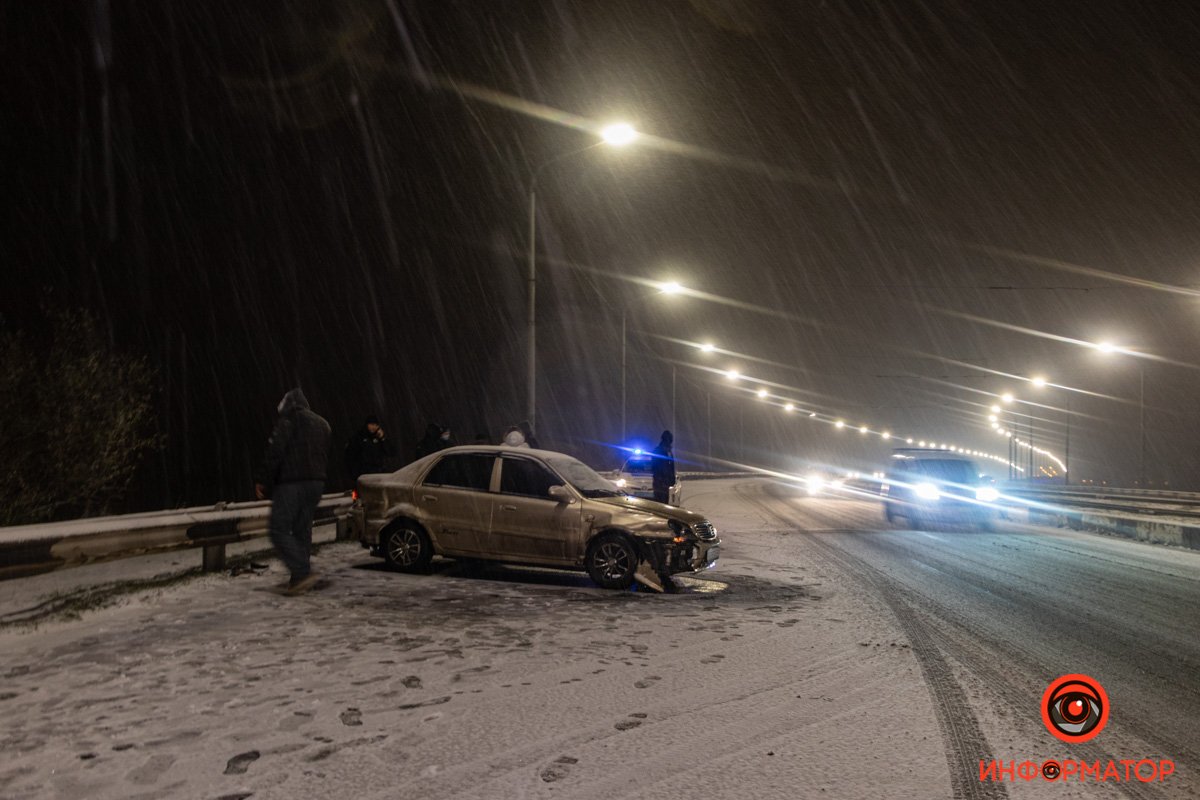 Geely врезался в отбойник Geely врезался в отбойник