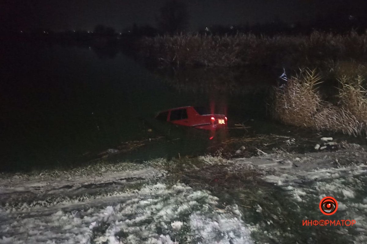 В Соленом автомобиль ЗАЗ вылетел с дороги и упал в озеро В Соленом автомобиль ЗАЗ вылетел с дороги и упал в озеро