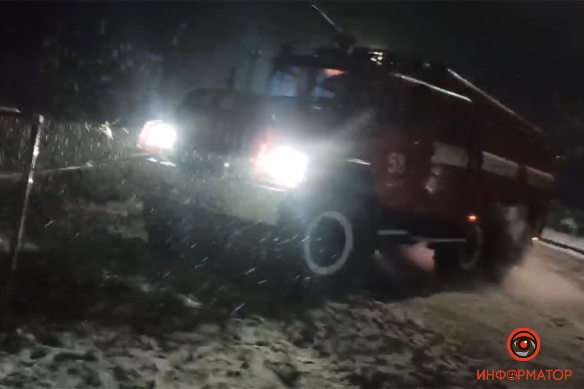 Автомобиль доставали сотрудники службы спасения Автомобиль доставали сотрудники службы спасения