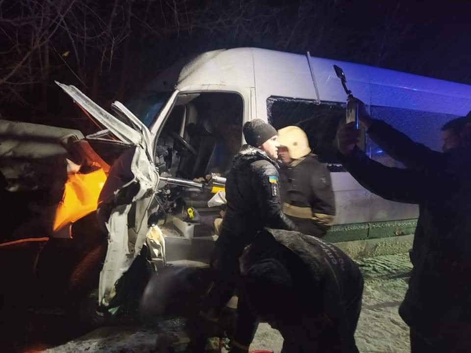 Спасатели разрезали металл, чтобы вытащить водителя микроавтобуса Спасатели разрезали металл, чтобы вытащить водителя микроавтобуса