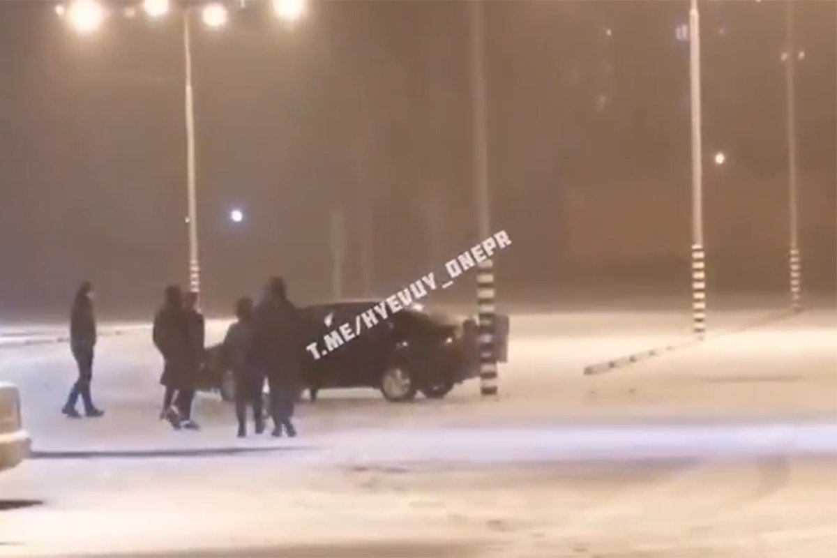 Последствия неудачного дрифта возле ТРЦ "Караван" в Днепре Последствия неудачного дрифта возле ТРЦ "Караван" в Днепре