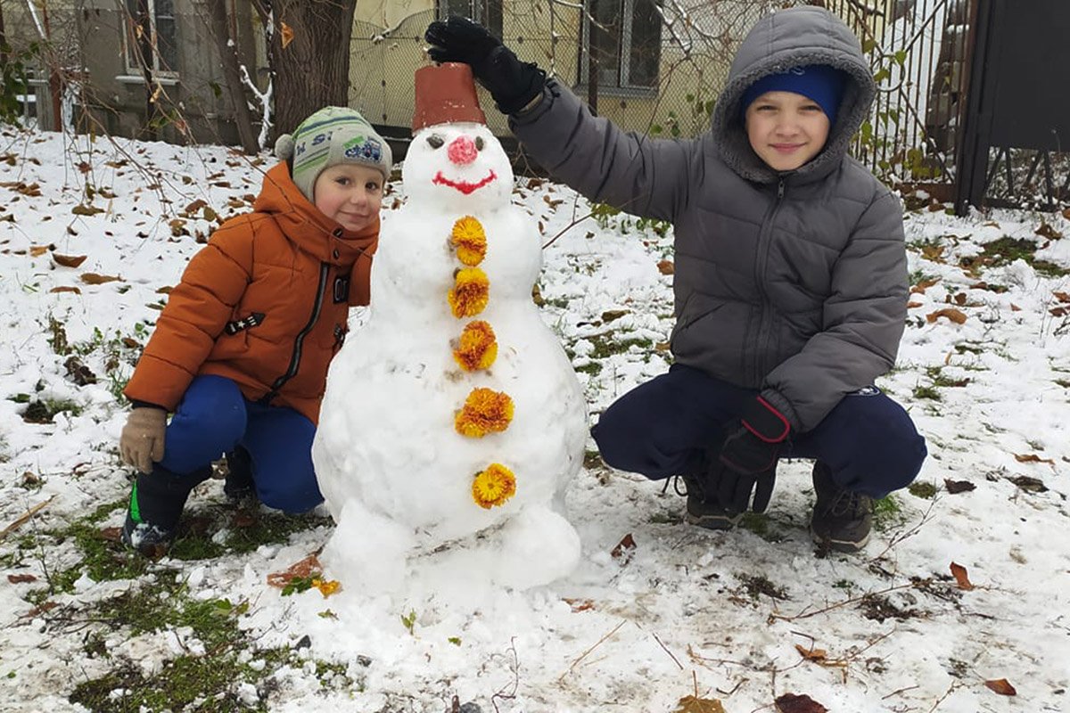 Традиционный праздничный снеговик