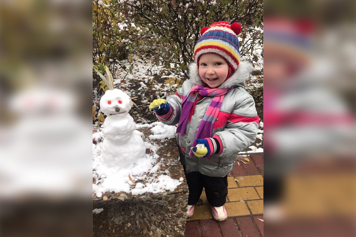 Самый милый создатель снеговиков 😍