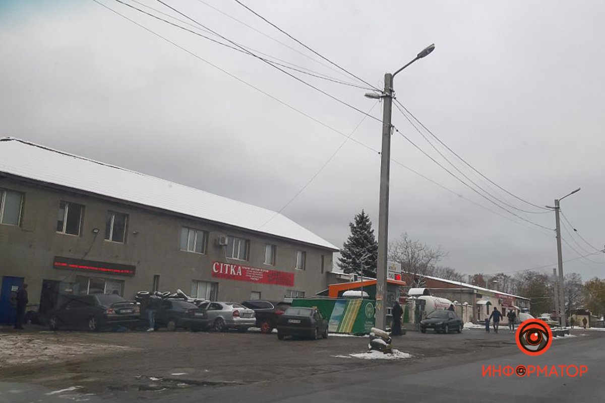 Поэтому возле шиномонтажей собралось достаточно авто, чтобы обеспечить насыщенный день работникам Поэтому возле шиномонтажей собралось достаточно авто, чтобы обеспечить насыщенный день работникам