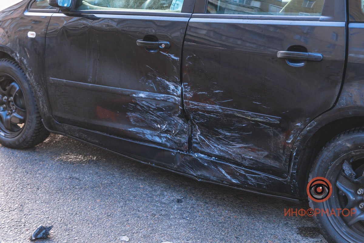 Удар пришелся в левую часть кузова Удар пришелся в левую часть кузова