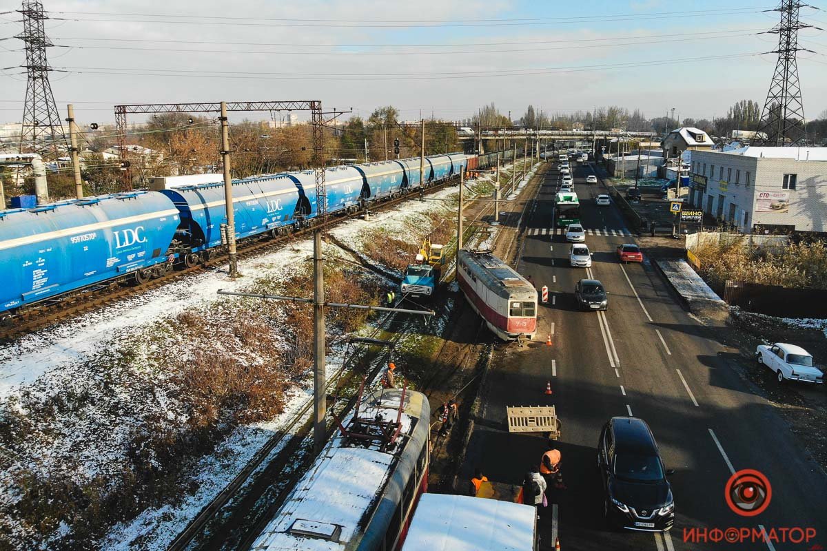 Трамвай сошел с рельсов Трамвай сошел с рельсов