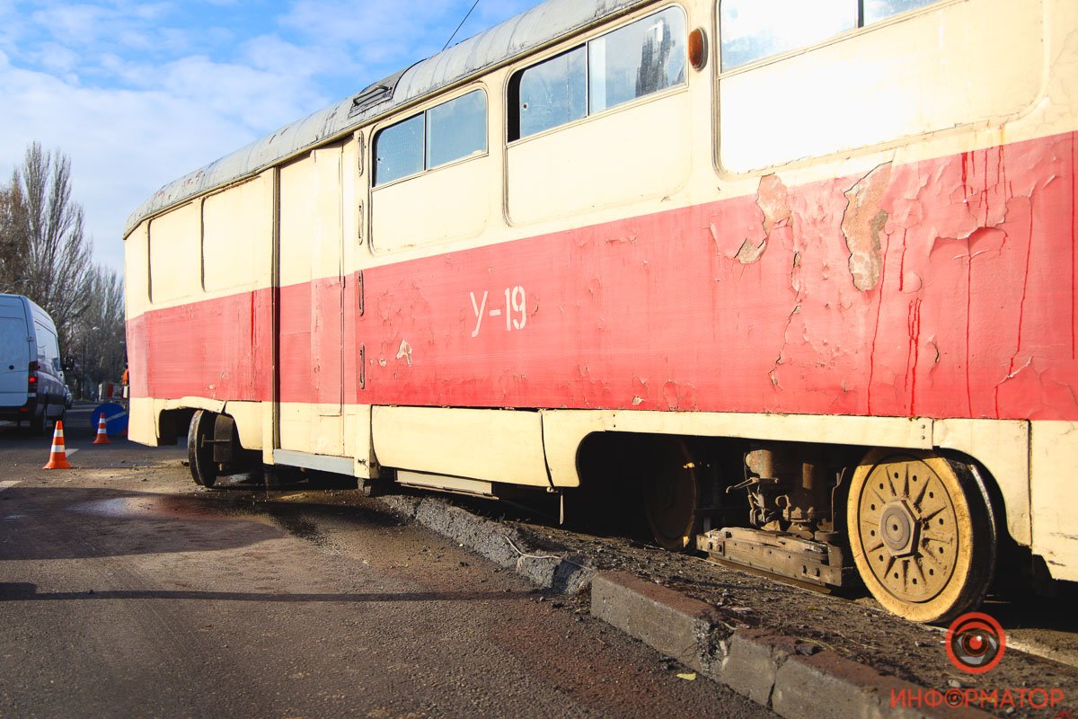 Трамвай задел столб Трамвай задел столб