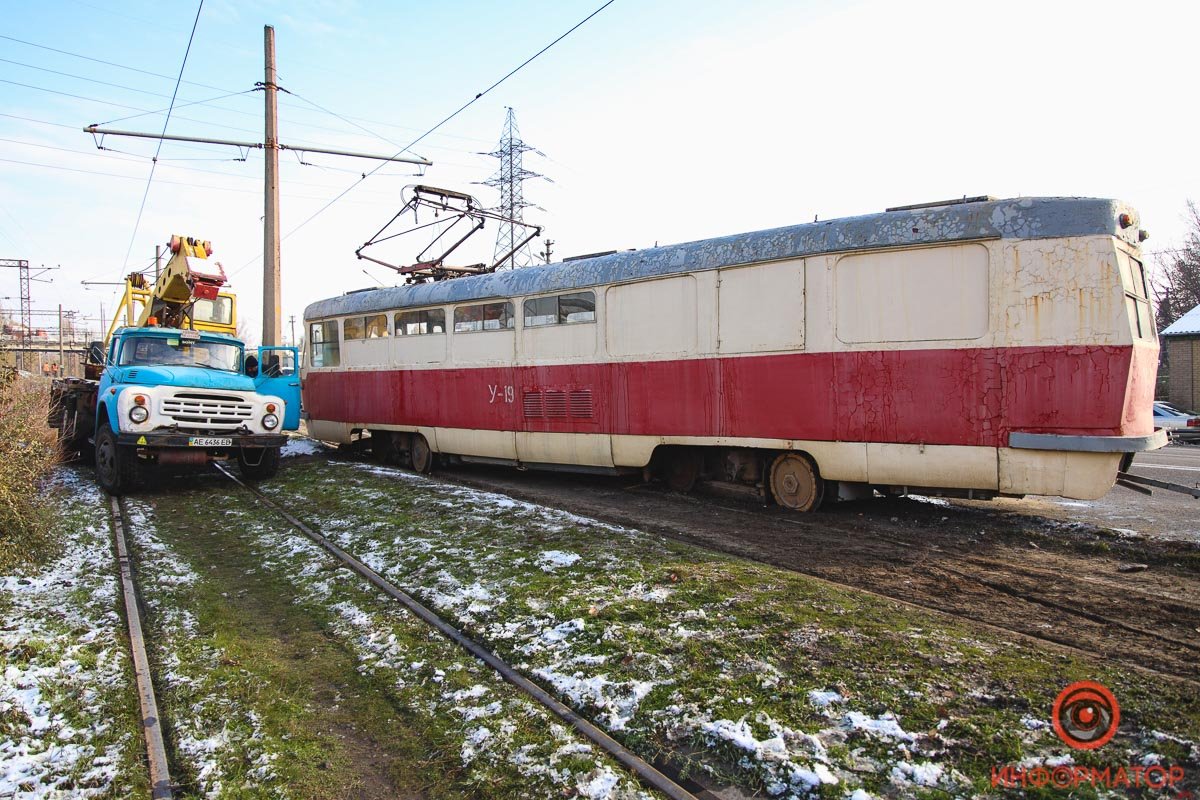 Трамвай поставили на рельсы при помощи спецтехники Трамвай поставили на рельсы при помощи спецтехники