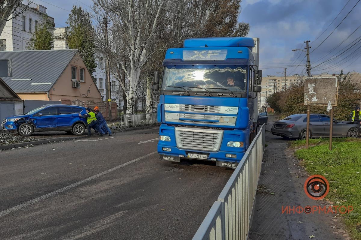В Днепре на Янтарной столкнулись Renault, Mercedes и Ford: образовалась пробка 6
