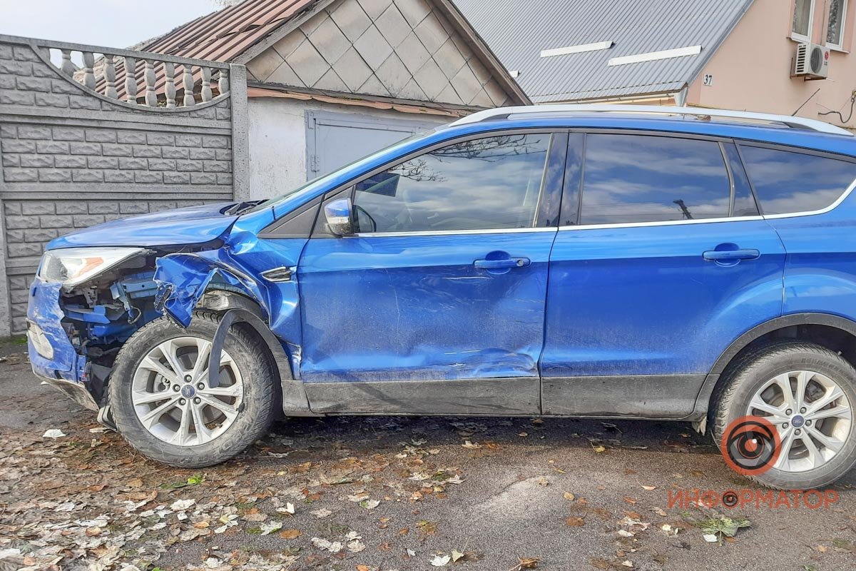 В Днепре на Янтарной столкнулись Renault, Mercedes и Ford: образовалась пробка 8