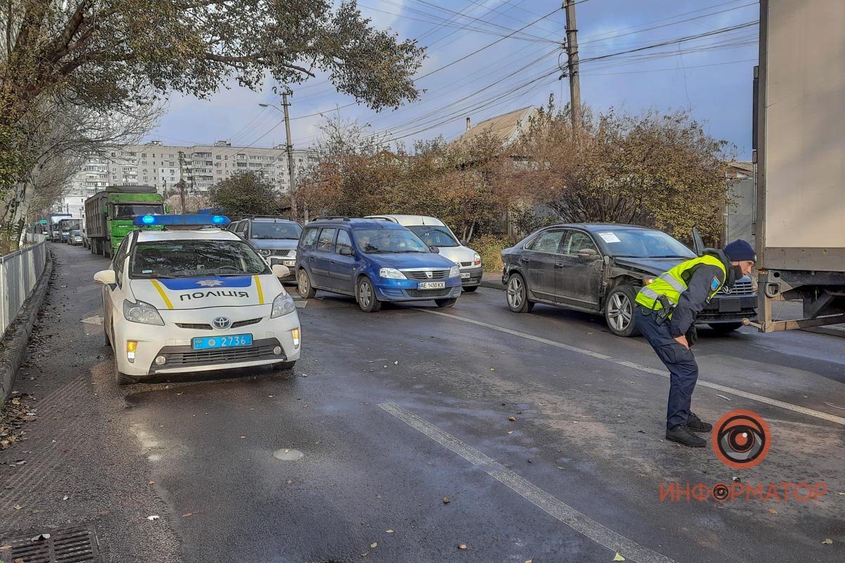 В Днепре на Янтарной столкнулись Renault, Mercedes и Ford: образовалась пробка 9