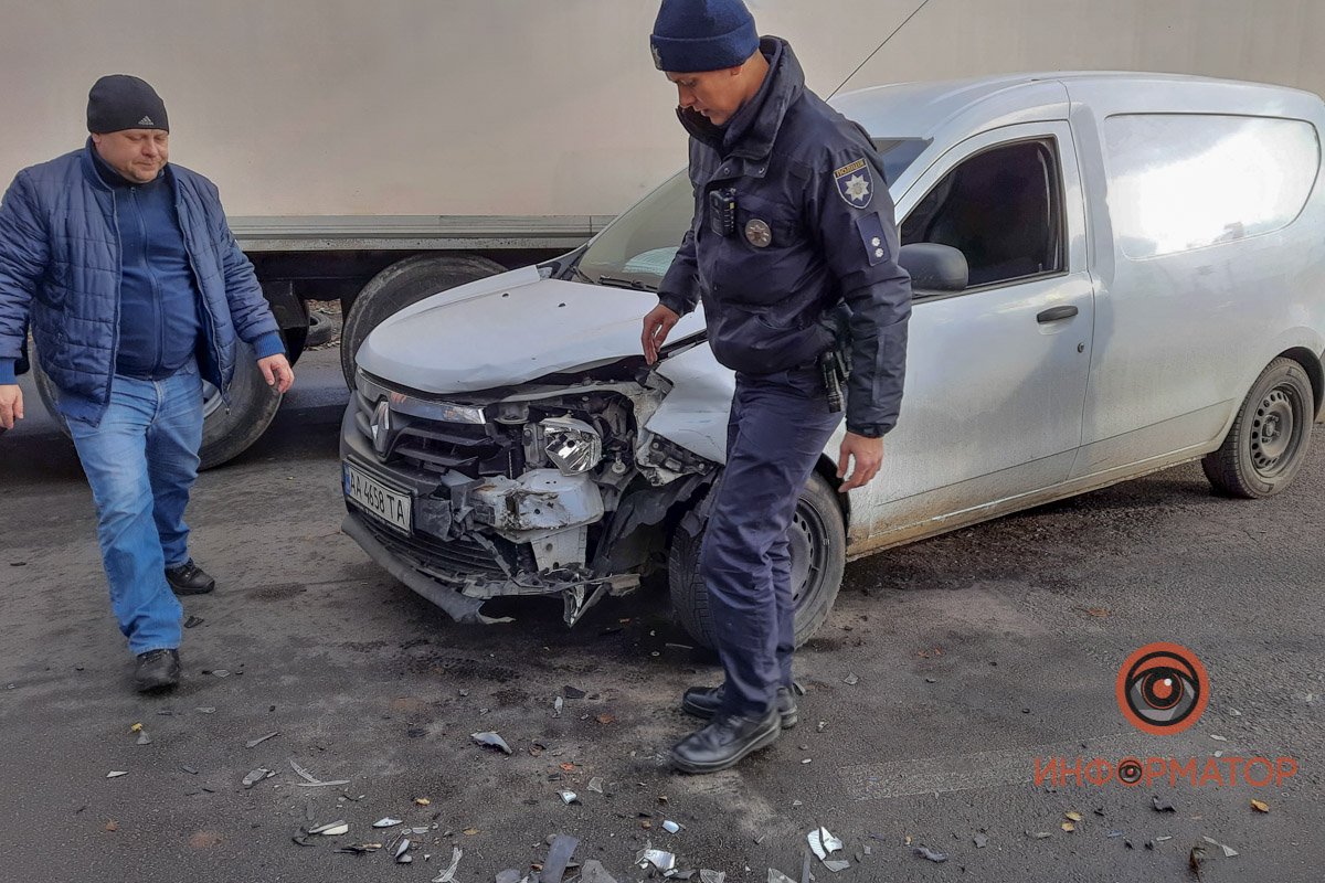 В Днепре на Янтарной столкнулись Renault, Mercedes и Ford: образовалась пробка 10