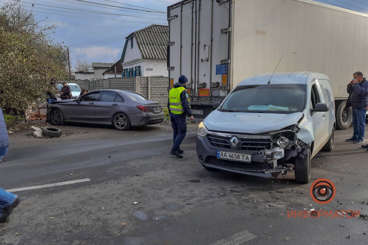 В Днепре на Янтарной столкнулись Renault, Mercedes и Ford: образовалась пробка 11