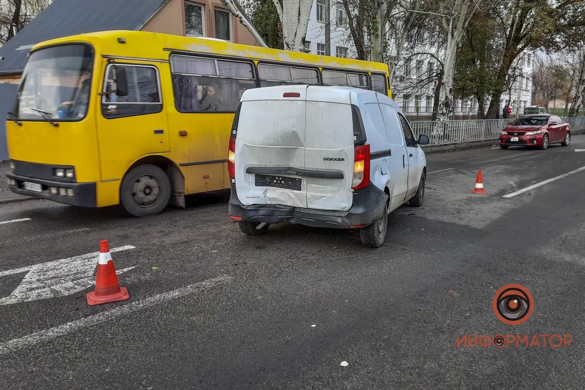 В Днепре на Янтарной столкнулись Renault, Mercedes и Ford: образовалась пробка 18