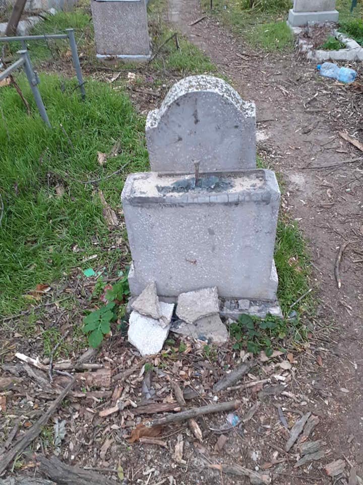 Повредили памятники