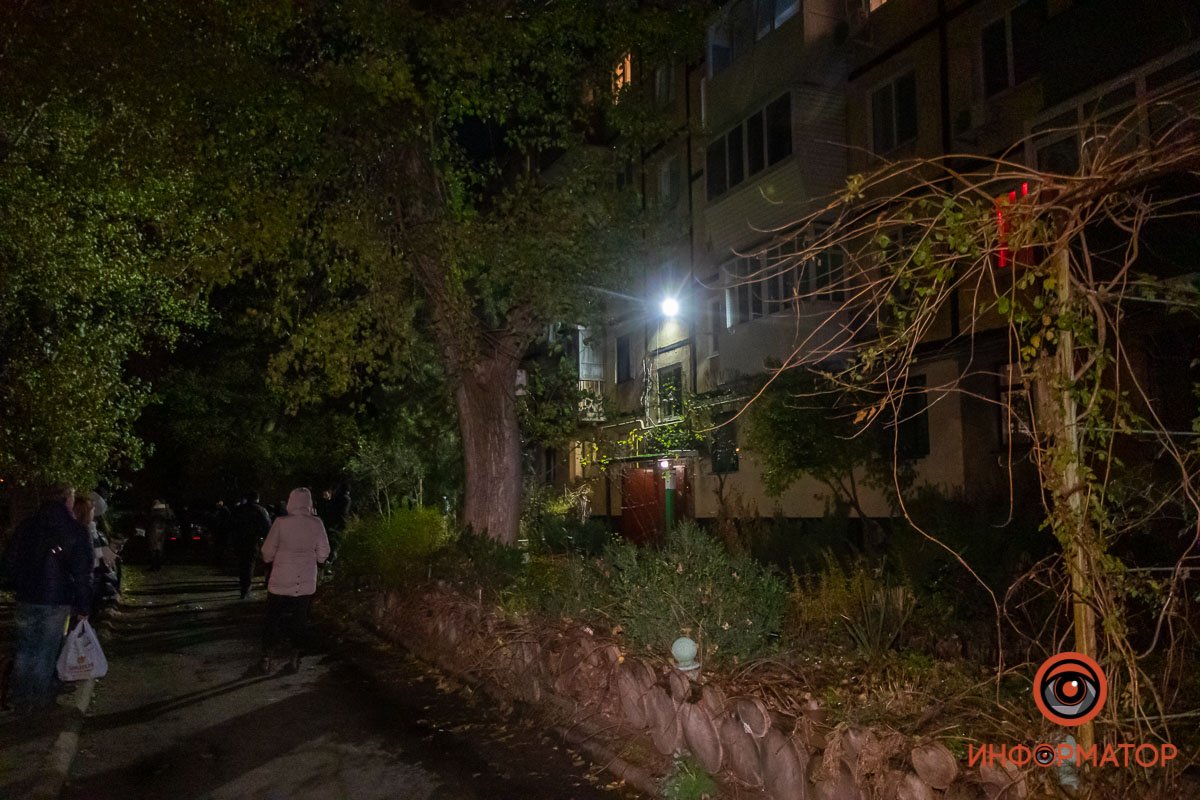 Вход в подъезд оградили