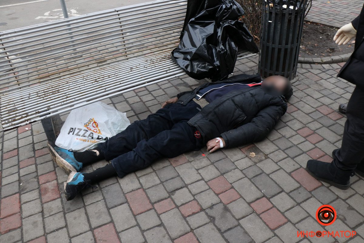 Неравнодушные прохожие, заметив лежащего человека сразу же вызвали скорую Неравнодушные прохожие, заметив лежащего человека сразу же вызвали скорую