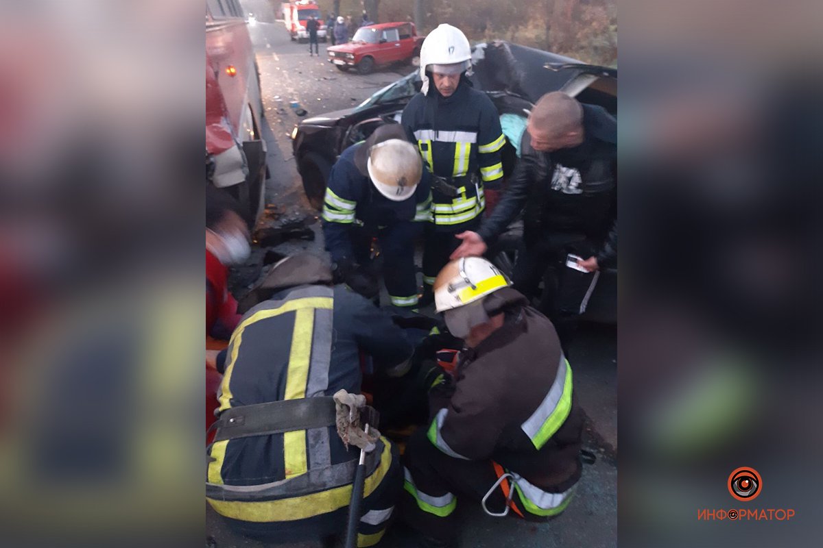 Водителя и пассажира Volkswagen из автомобиля доставали спасатели