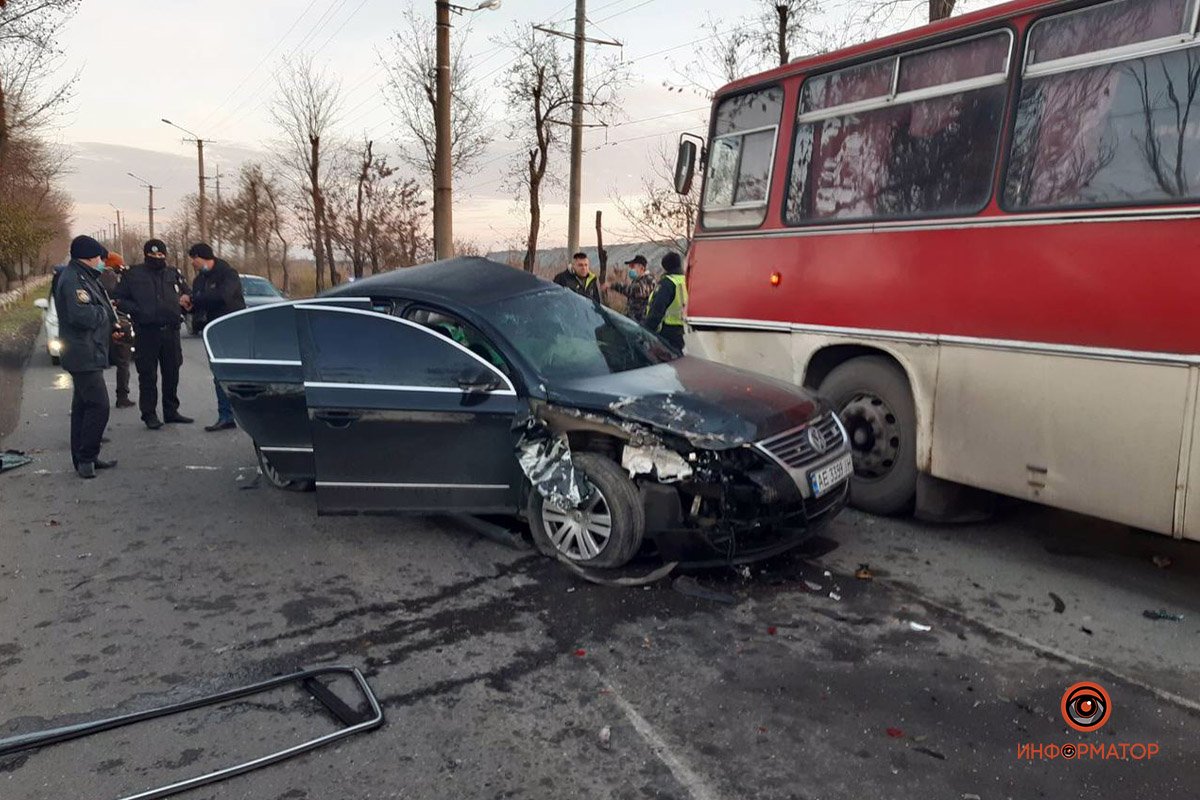Столкнулись Volkswagen, Ikarus и ВАЗ
