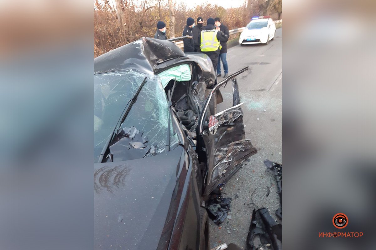 Левая сторона автомобиля сильно деформирована