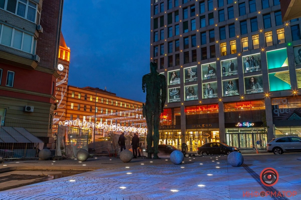 Часть улицы пока ещё закрыта - реконструкция там ещё не закончена Часть улицы пока ещё закрыта - реконструкция там ещё не закончена