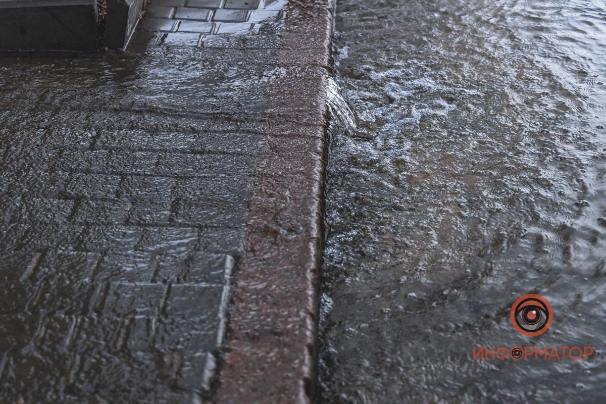 Вода бежит на протяжении нескольких часов Вода бежит на протяжении нескольких часов