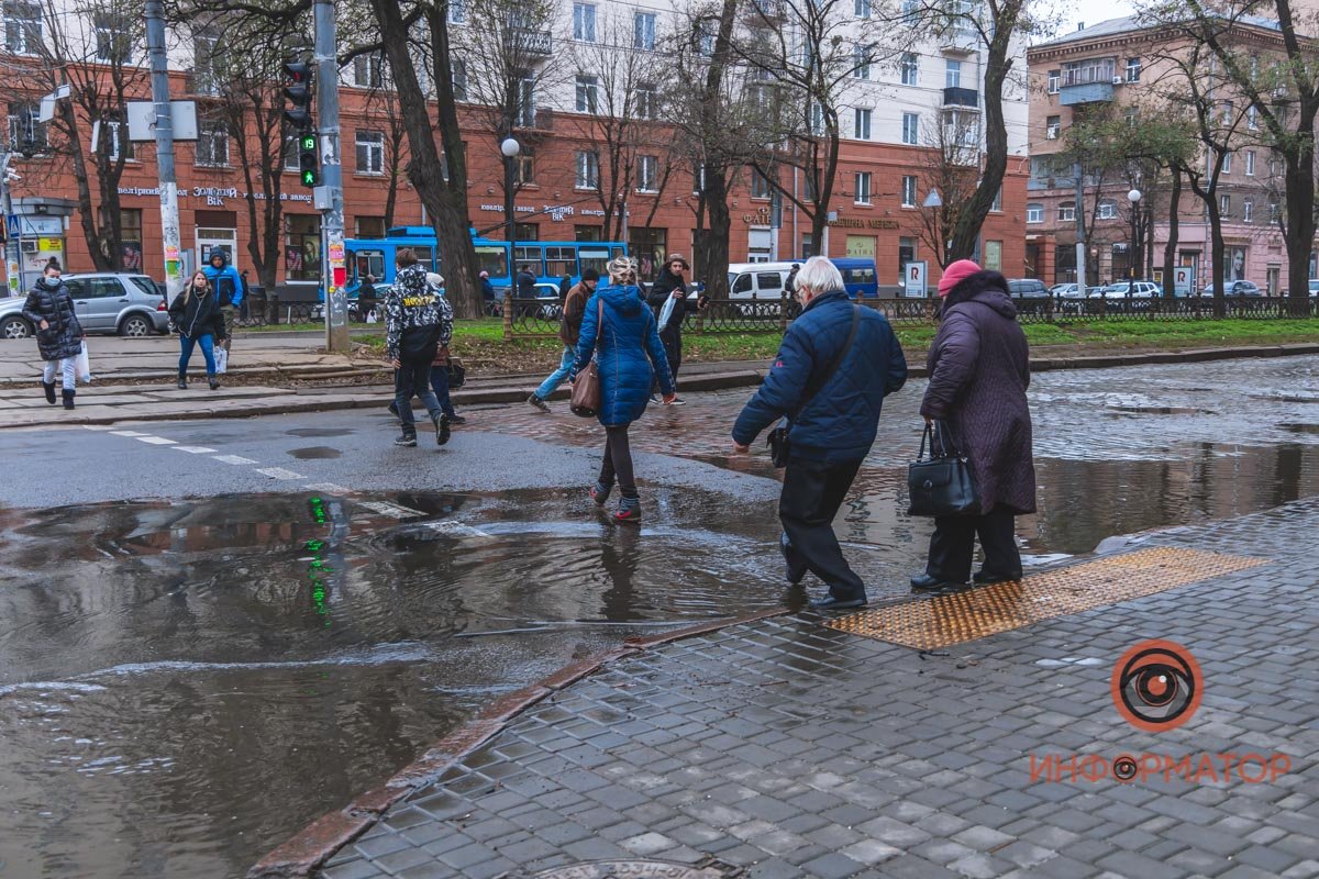 Вода залила проезжую часть, создав пешеходам препятствие Вода залила проезжую часть, создав пешеходам препятствие