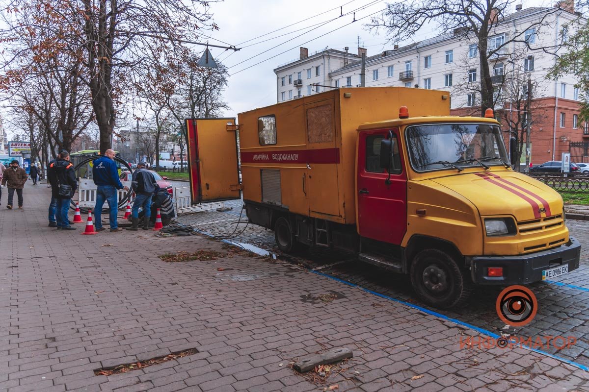 Аварийная бригада на месте - в ближайшее время прорыв обещают устранить Аварийная бригада на месте - в ближайшее время прорыв обещают устранить