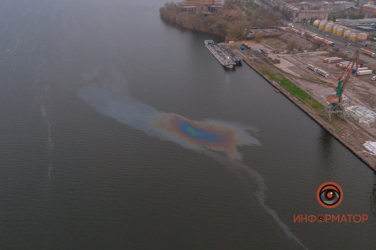 Возле причала в речном порту прохожие заметили судно Возле причала в речном порту прохожие заметили судно