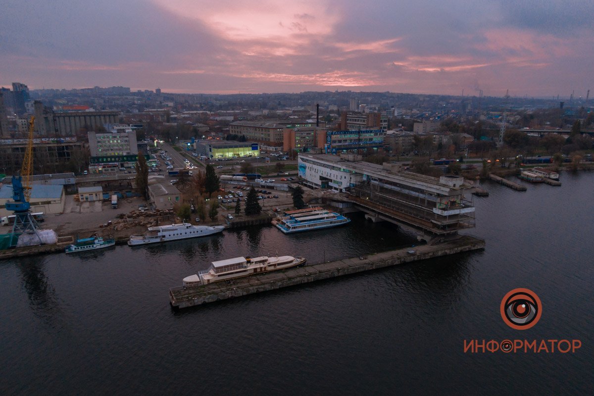 Сотрудники службы спасения обследовали теплоход и пробоин не обнаружили. Сотрудники службы спасения обследовали теплоход и пробоин не обнаружили.
