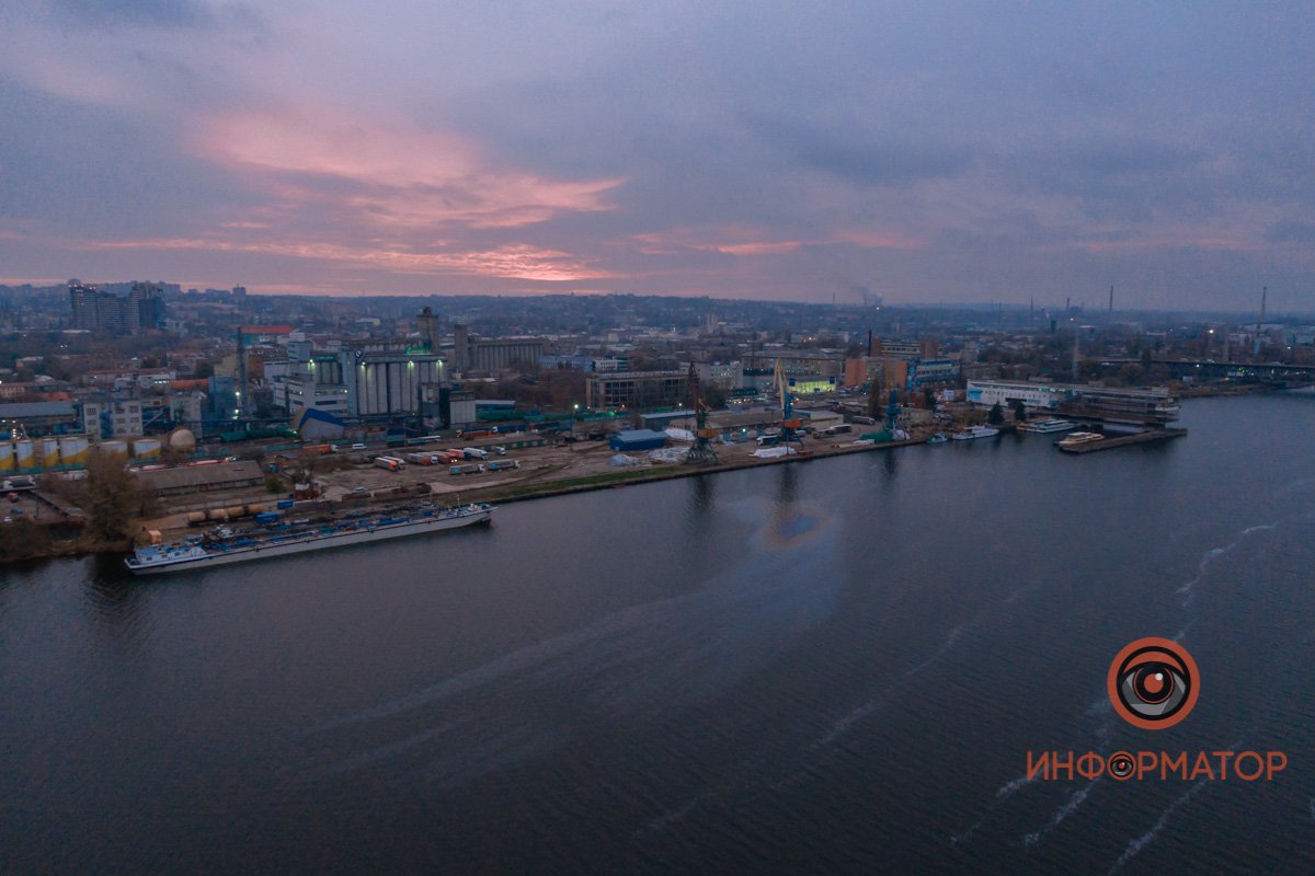 Рядом с ним растекалось маслянистое пятно Рядом с ним растекалось маслянистое пятно