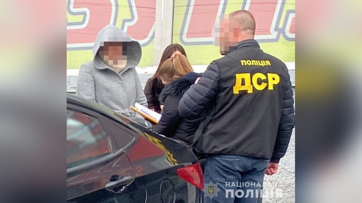 Задержание на парковке Varus в Днепре: чиновница из Самарского райсовета попалась на взятке
