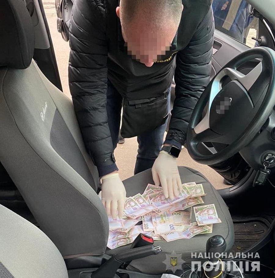 Задержали чиновницу после получения первой половины взятки - 15 000 гривен