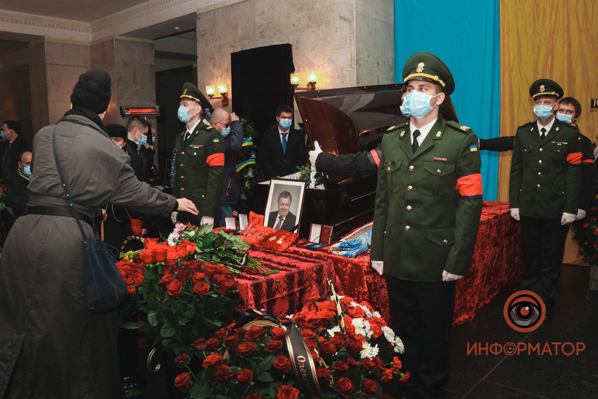 В Днепре прощаются с директором КБ "Южное": на церемонию приехал Владимир Зеленский 13