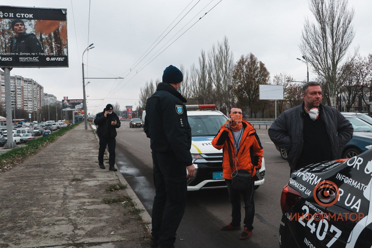 Нашу машину остановили сотрудники отдела безопасности дорожного движения патрульной полиции Нашу машину остановили сотрудники отдела безопасности дорожного движения патрульной полиции