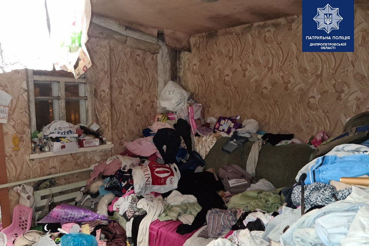 Комнаты завалены мусором