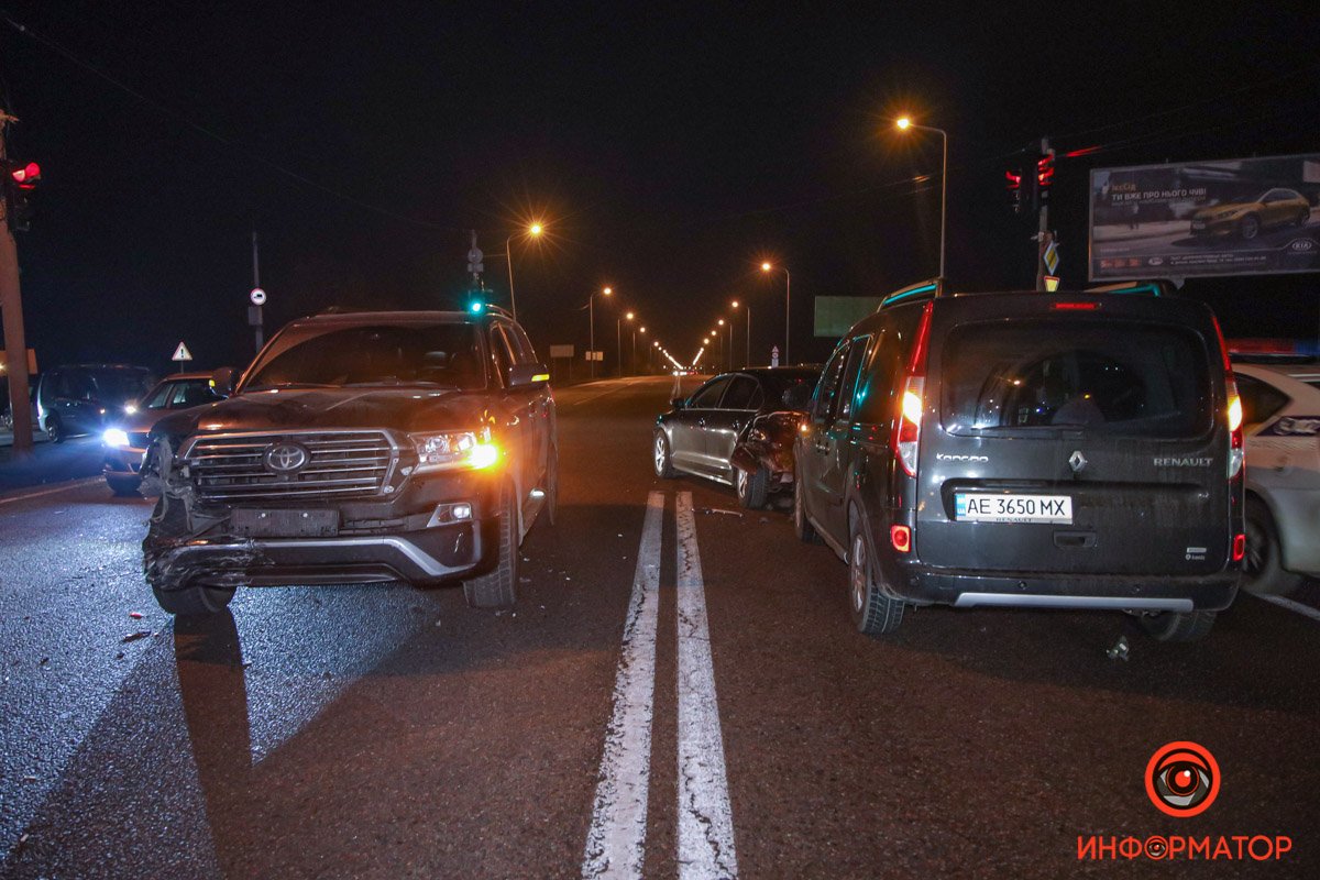 На улице Аэропортовской столкнулись автомобили Toyota, Volkswagen и Renault На улице Аэропортовской столкнулись автомобили Toyota, Volkswagen и Renault