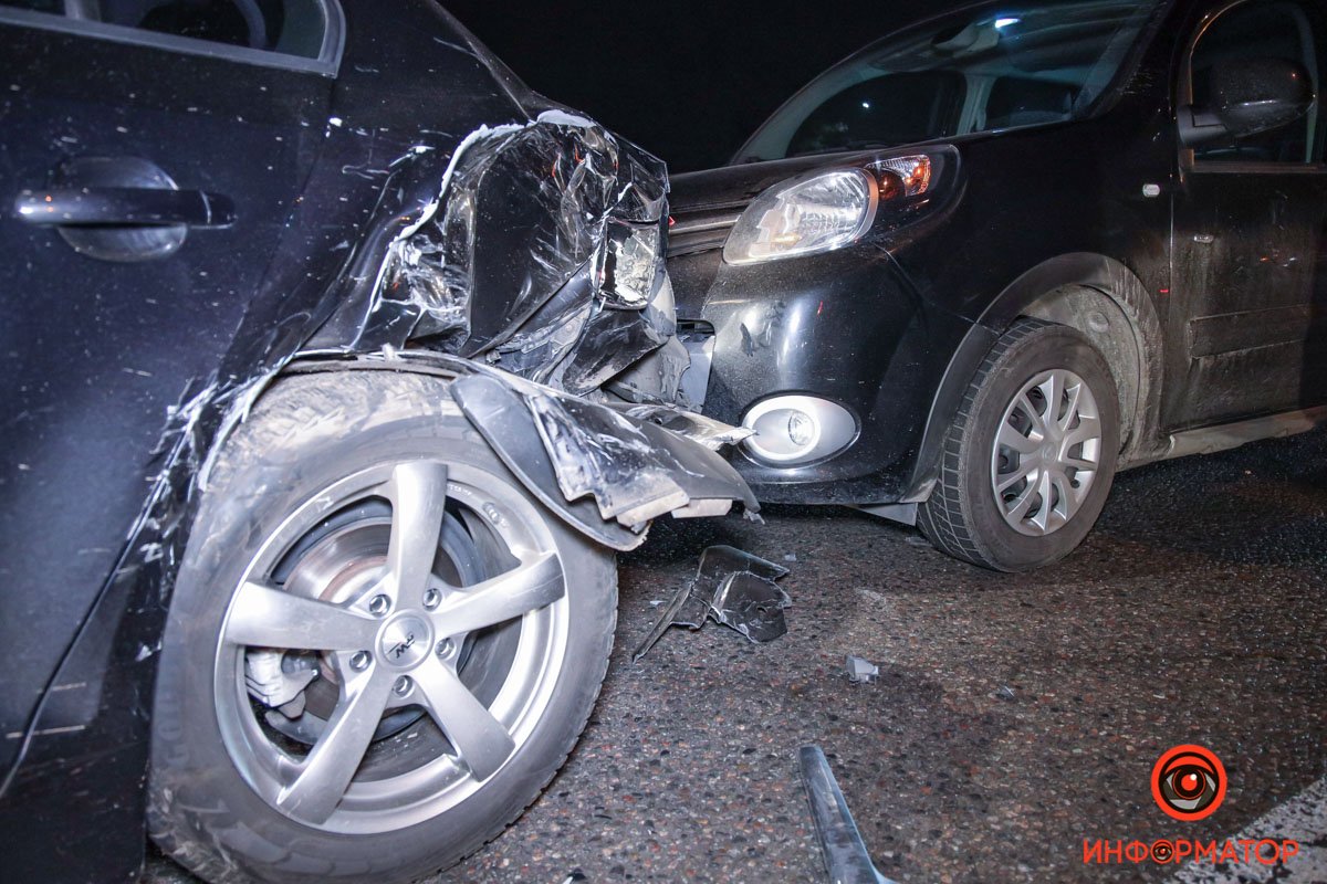 Перед светофором, по словам водителя, он вспомнил, что ему надо в другое место и начал перестраиваться из правой полосы в левую, чтобы пойти на поворот влево Перед светофором, по словам водителя, он вспомнил, что ему надо в другое место и начал перестраиваться из правой полосы в левую, чтобы пойти на поворот влево