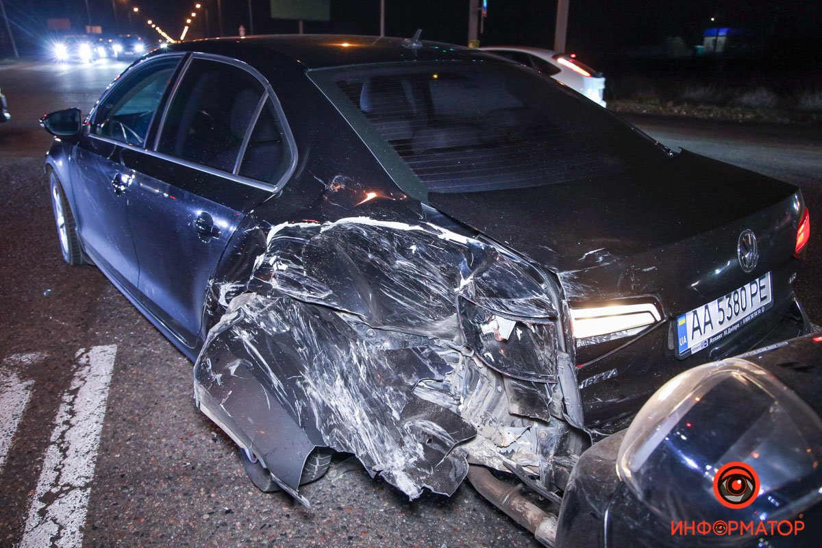 В этот момент в Volkswagen врезалась Toyota, которая ехала следом В этот момент в Volkswagen врезалась Toyota, которая ехала следом