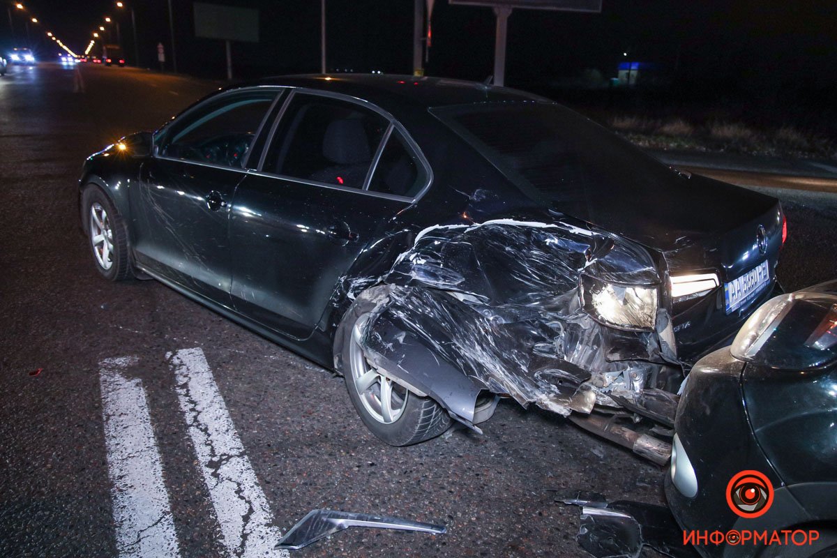 Volkswagen развернуло и отбросило на полосу встречного движения, где он врезался в Renault Volkswagen развернуло и отбросило на полосу встречного движения, где он врезался в Renault