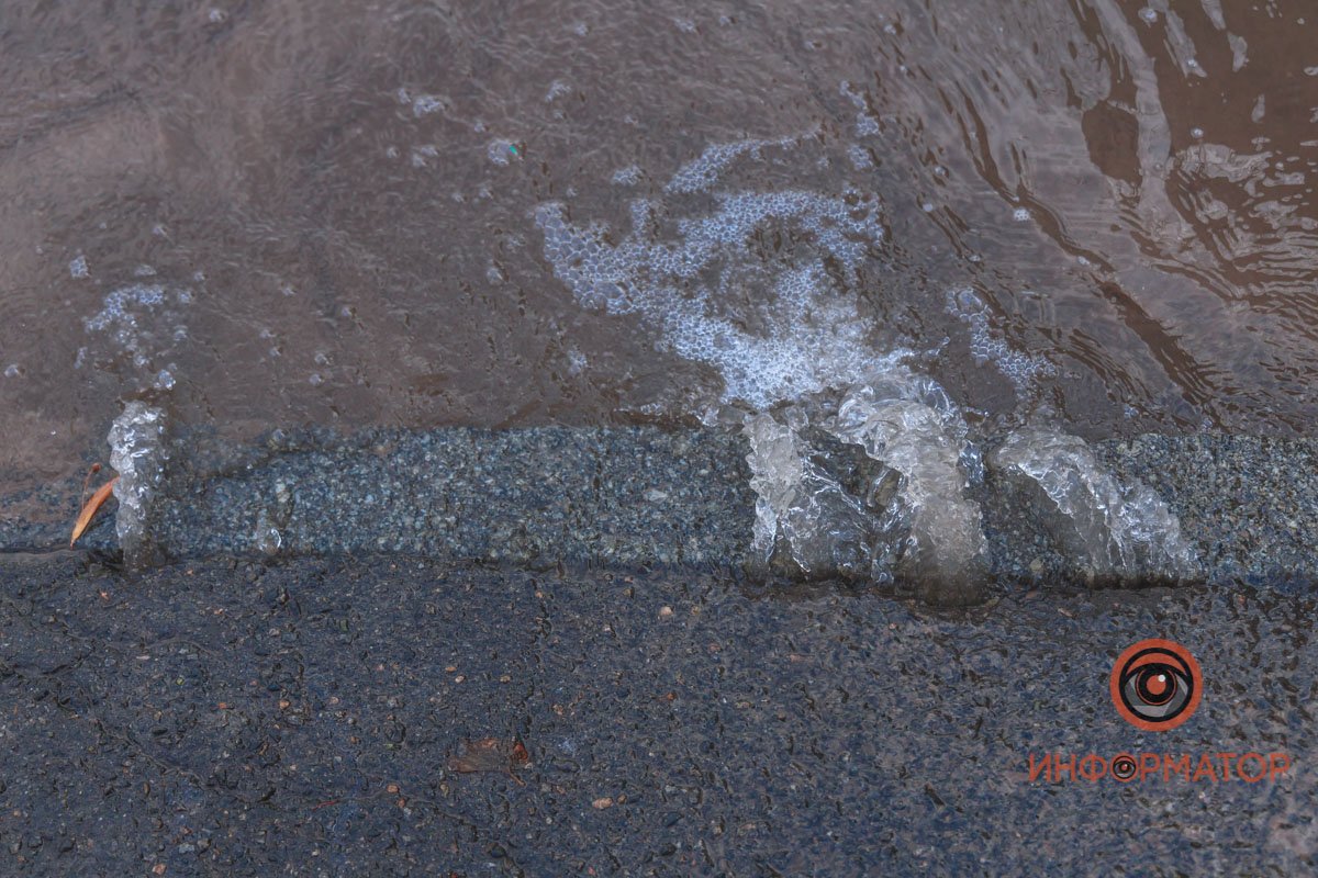 Бьет из-под асфальта Бьет из-под асфальта