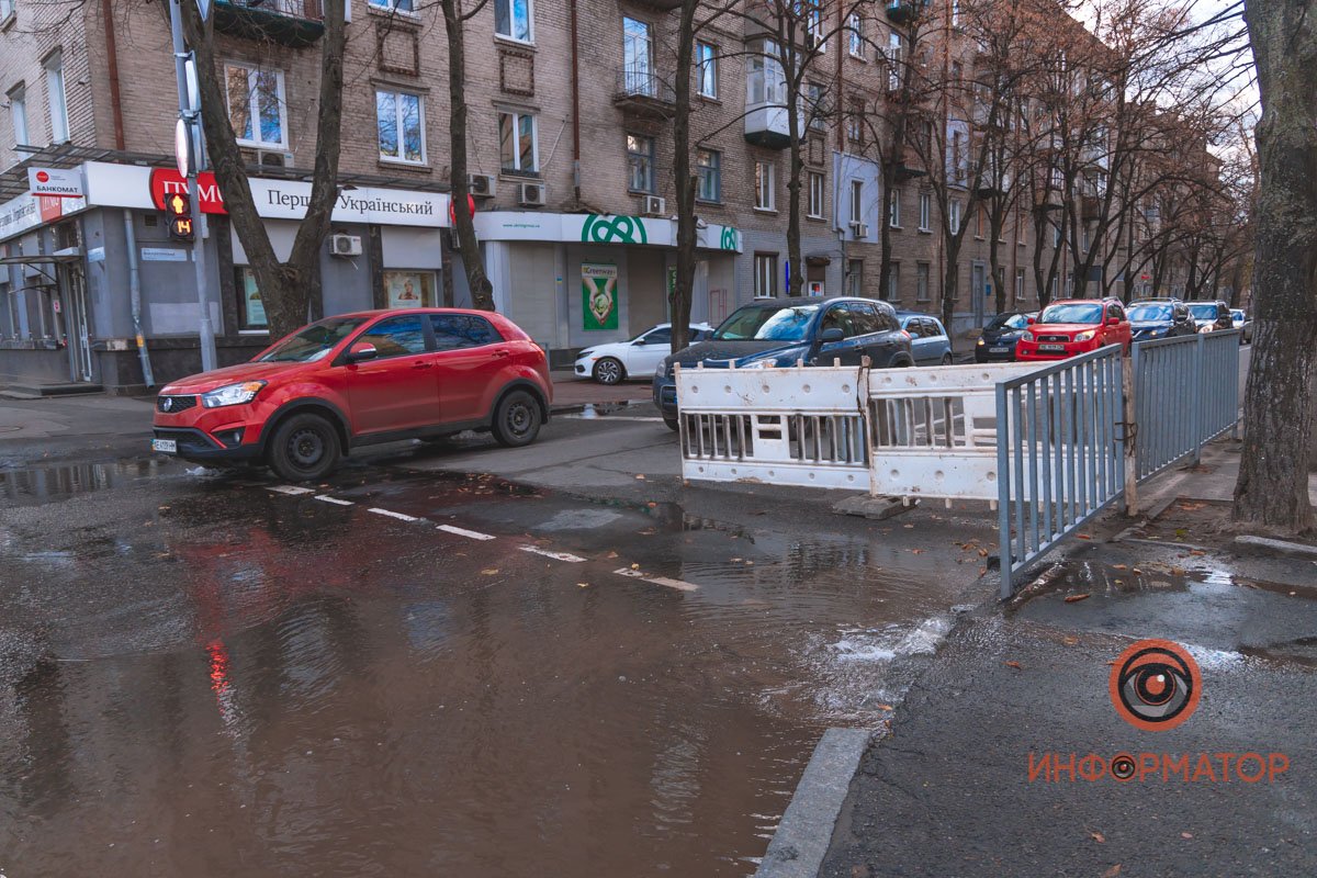 Залило тротуар и дорогу Залило тротуар и дорогу