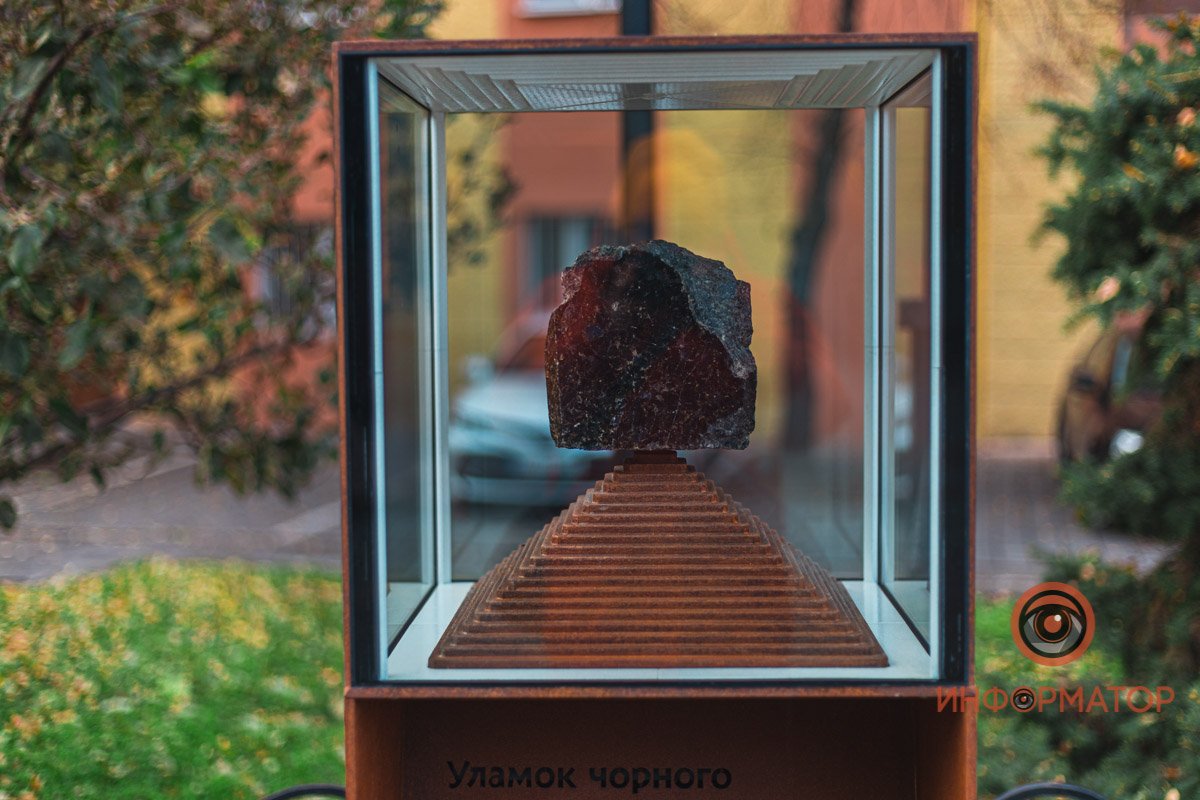 Находится возле памятника Полю Находится возле памятника Полю