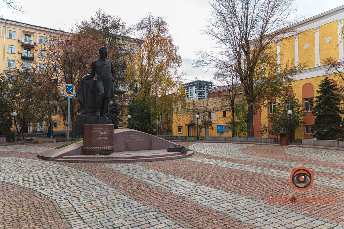 Справа от монумента Справа от монумента