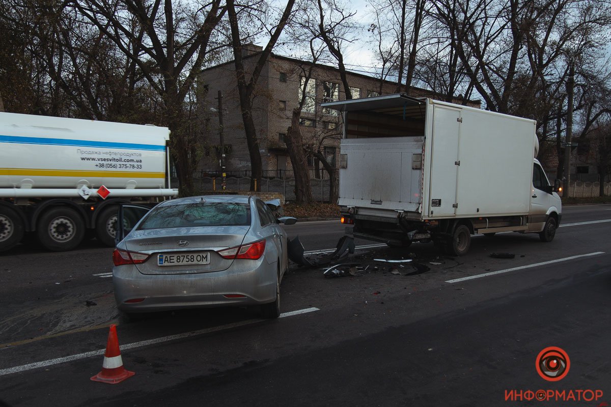 На выезде из Днепра столкнулись грузовик, Volkswagen, Hyundai и маршрутка: движение затруднено 1