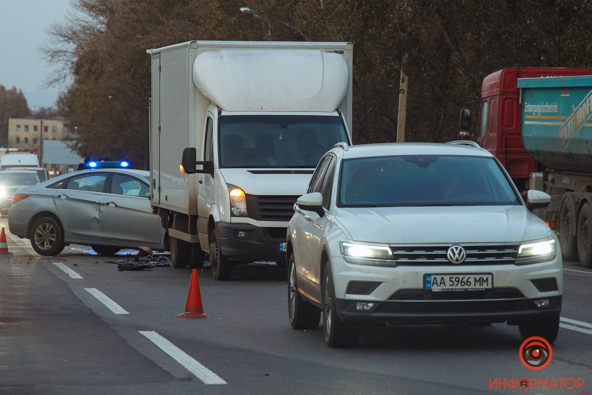 На выезде из Днепра столкнулись грузовик, Volkswagen, Hyundai и маршрутка: движение затруднено 2