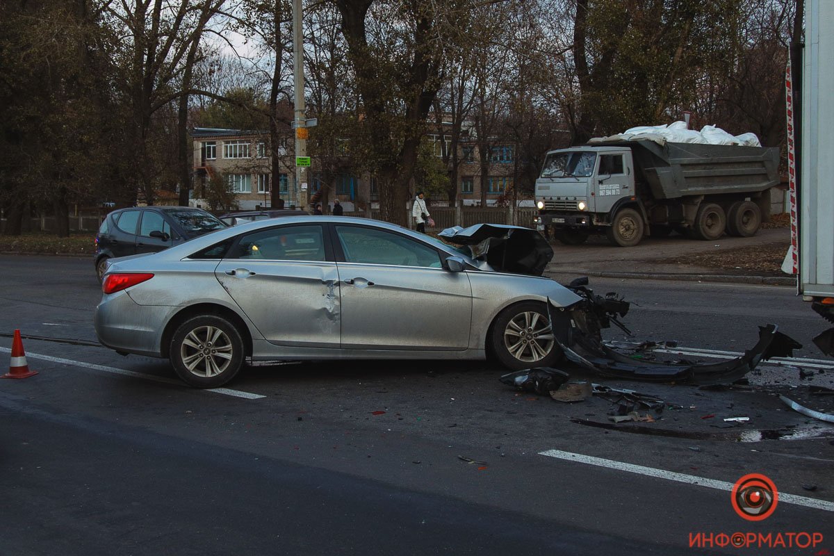 На выезде из Днепра столкнулись грузовик, Volkswagen, Hyundai и маршрутка: движение затруднено 3